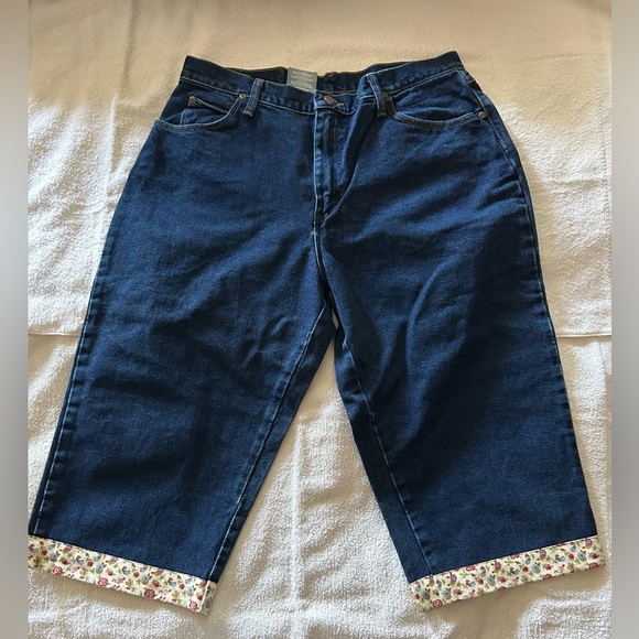 Women's Wrangler Capri with Floral Trim - Picture 6 of 6